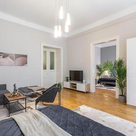Spacious & Cozy Downtown Apartment With Balcony Budapest Exteriör bild
