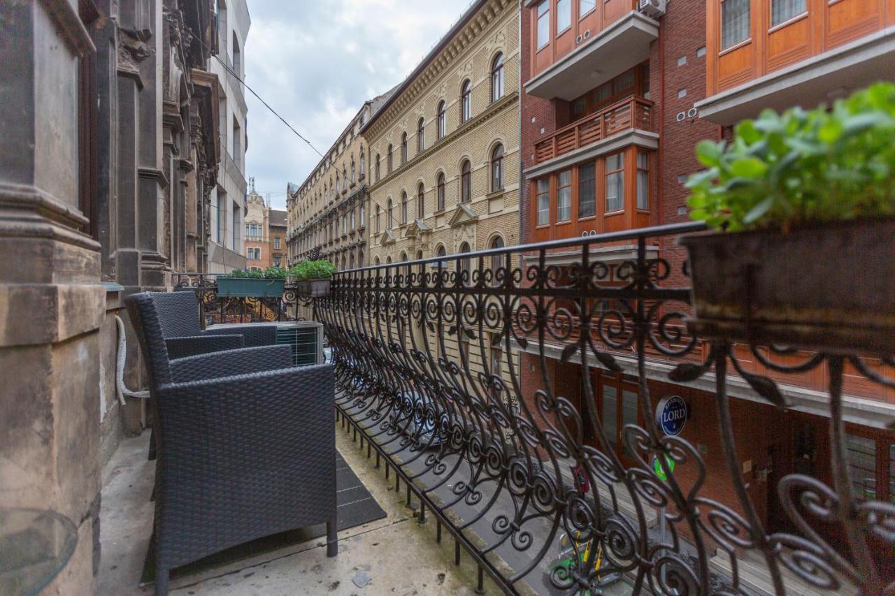 Spacious & Cozy Downtown Apartment With Balcony Budapest Exteriör bild