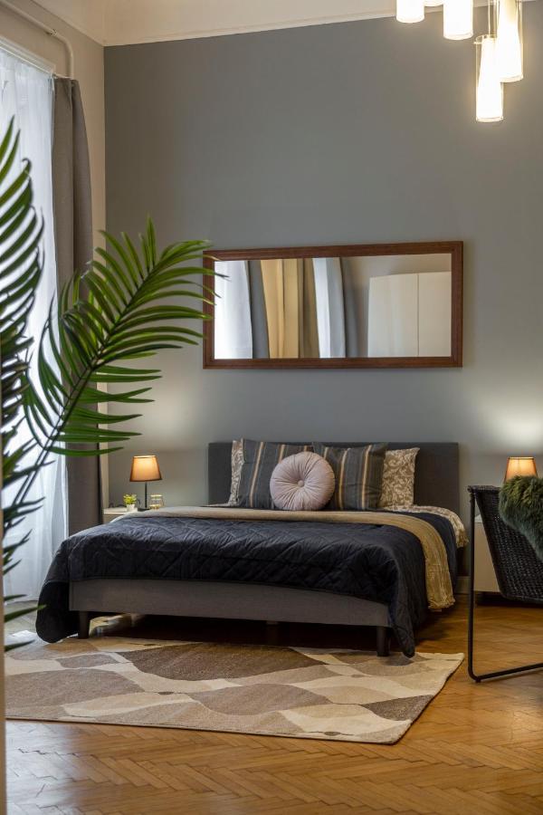 Spacious & Cozy Downtown Apartment With Balcony Budapest Exteriör bild