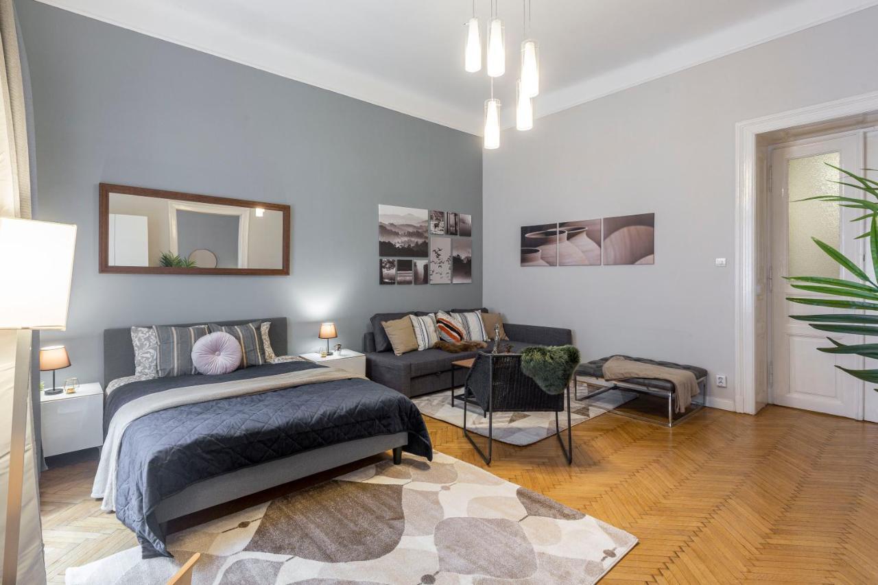 Spacious & Cozy Downtown Apartment With Balcony Budapest Exteriör bild