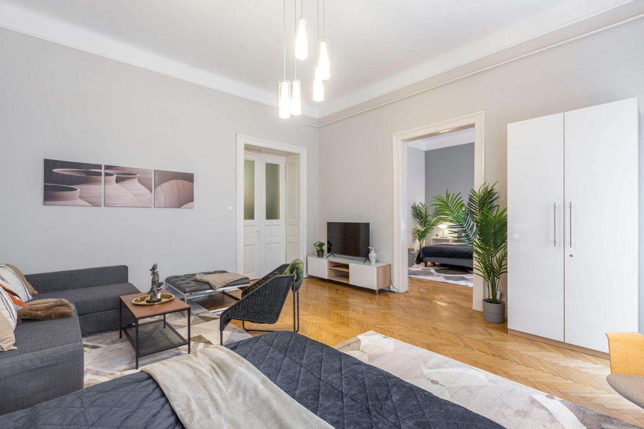 Spacious & Cozy Downtown Apartment With Balcony Budapest Exteriör bild
