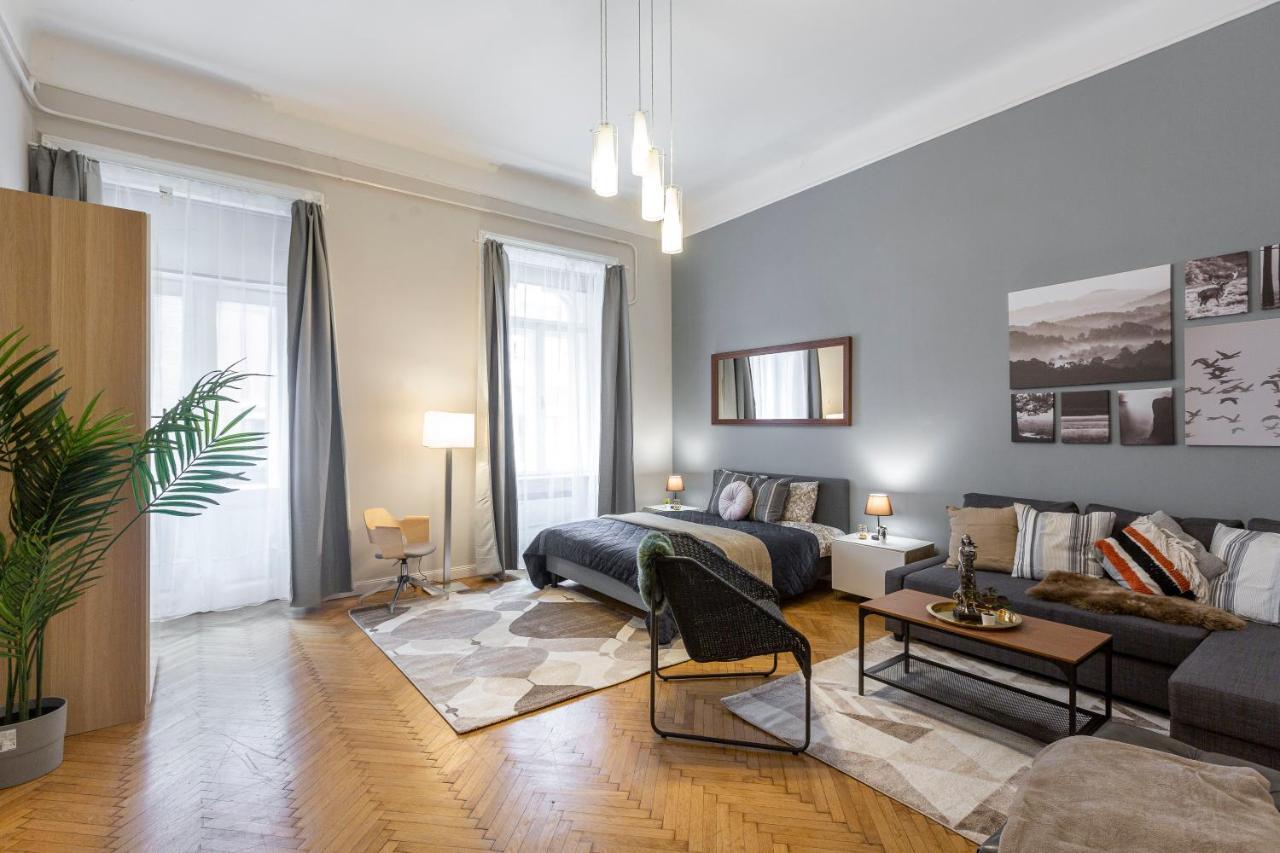 Spacious & Cozy Downtown Apartment With Balcony Budapest Exteriör bild