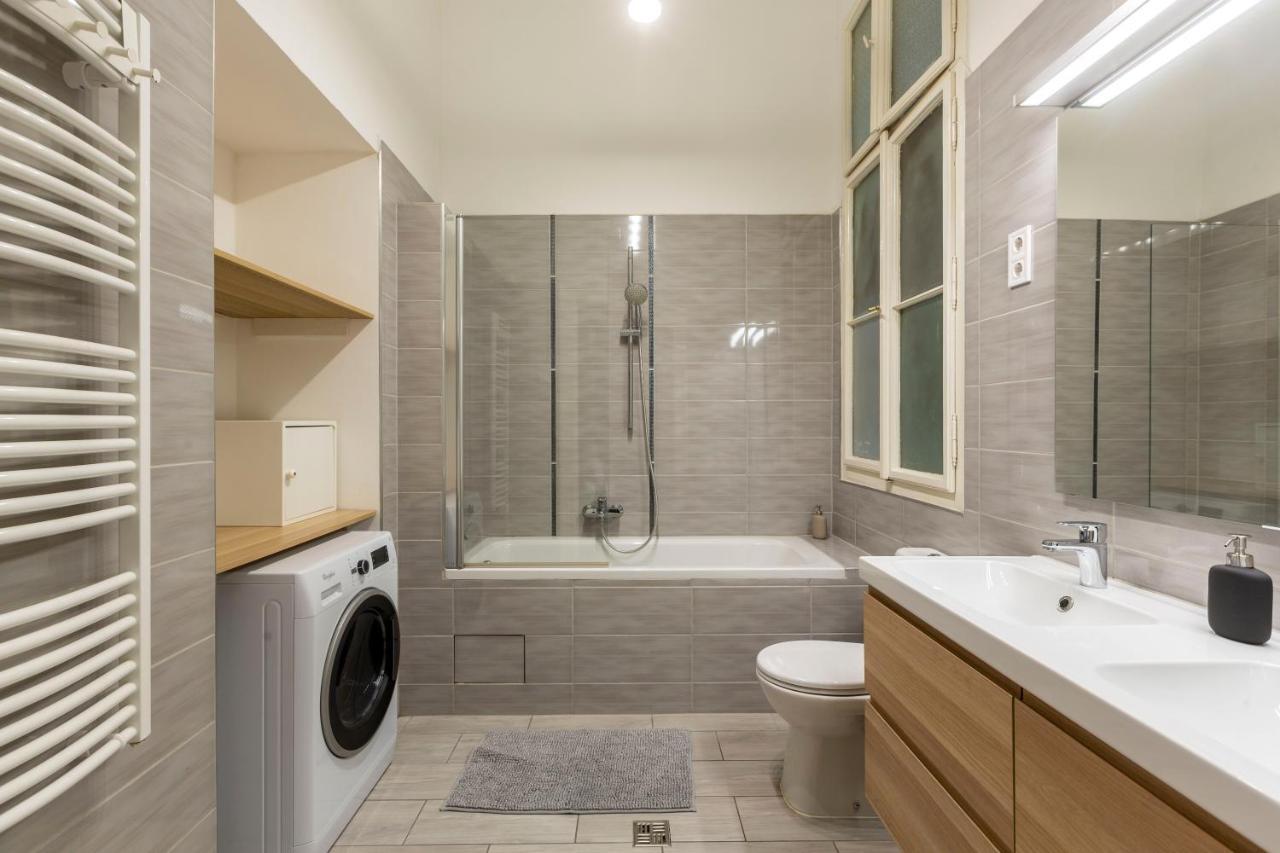 Spacious & Cozy Downtown Apartment With Balcony Budapest Exteriör bild