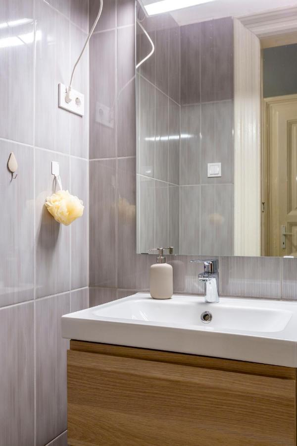 Spacious & Cozy Downtown Apartment With Balcony Budapest Exteriör bild