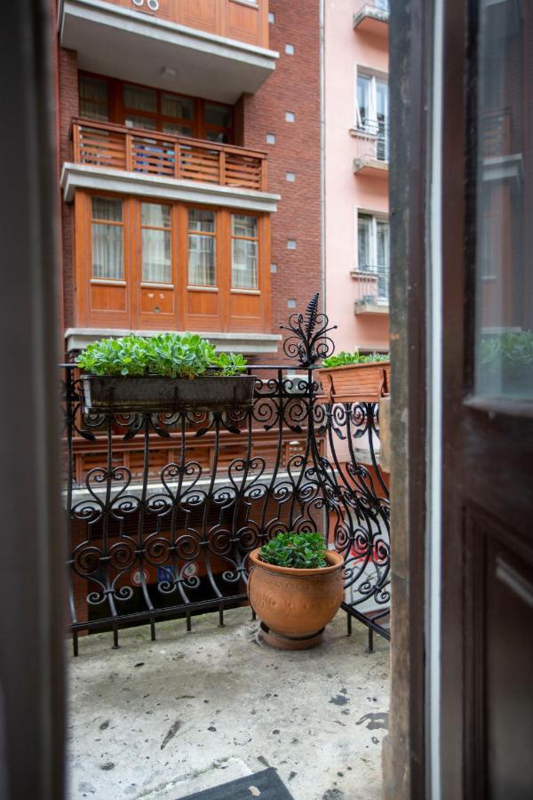 Spacious & Cozy Downtown Apartment With Balcony Budapest Exteriör bild