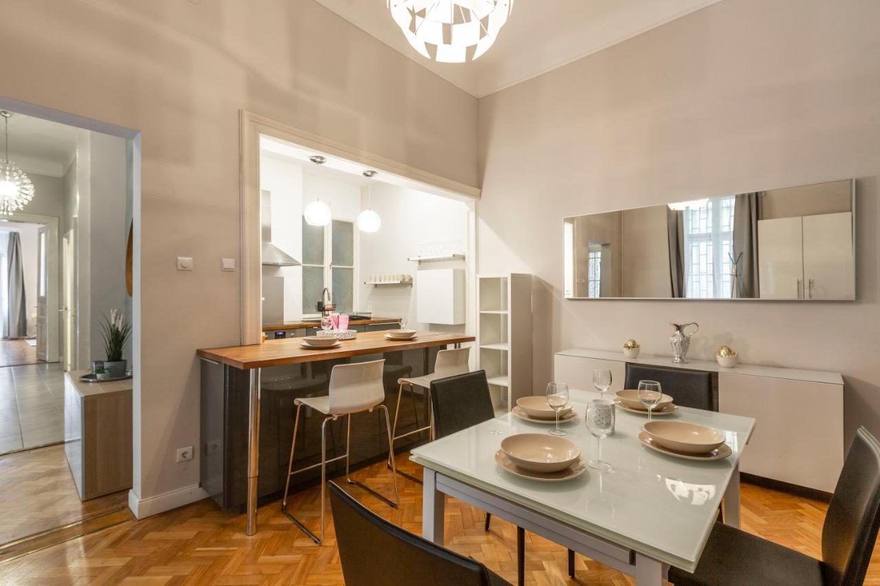 Spacious & Cozy Downtown Apartment With Balcony Budapest Exteriör bild