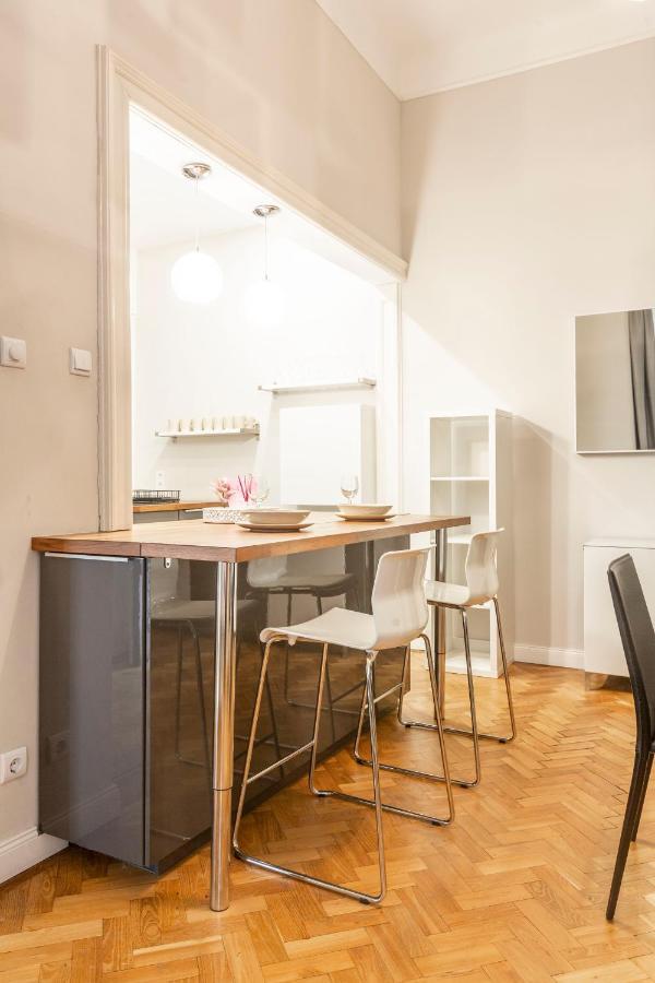 Spacious & Cozy Downtown Apartment With Balcony Budapest Exteriör bild