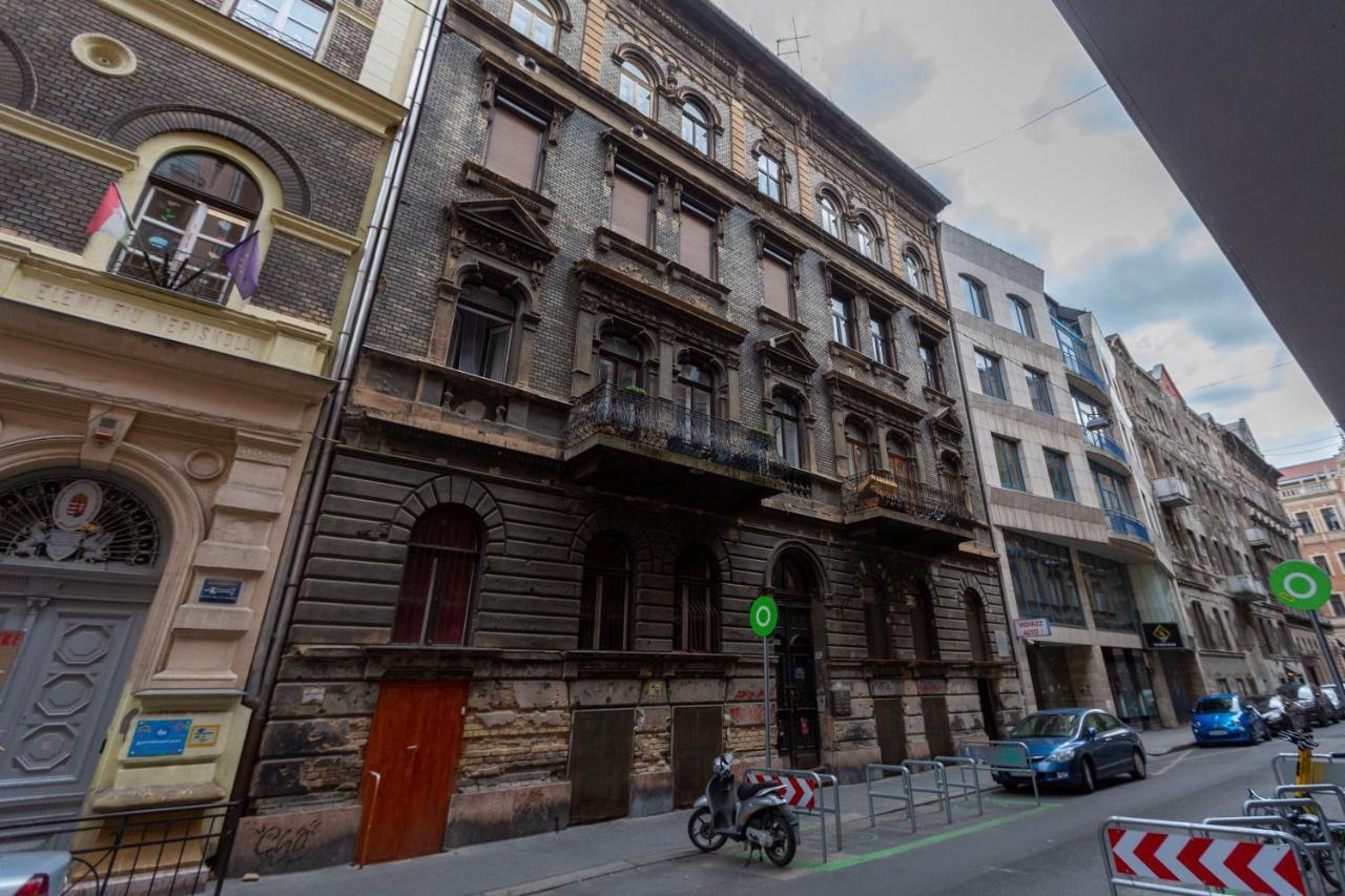 Spacious & Cozy Downtown Apartment With Balcony Budapest Exteriör bild