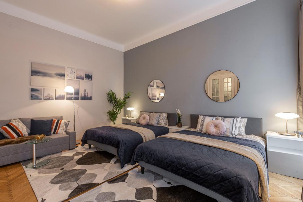 Spacious & Cozy Downtown Apartment With Balcony Budapest Exteriör bild