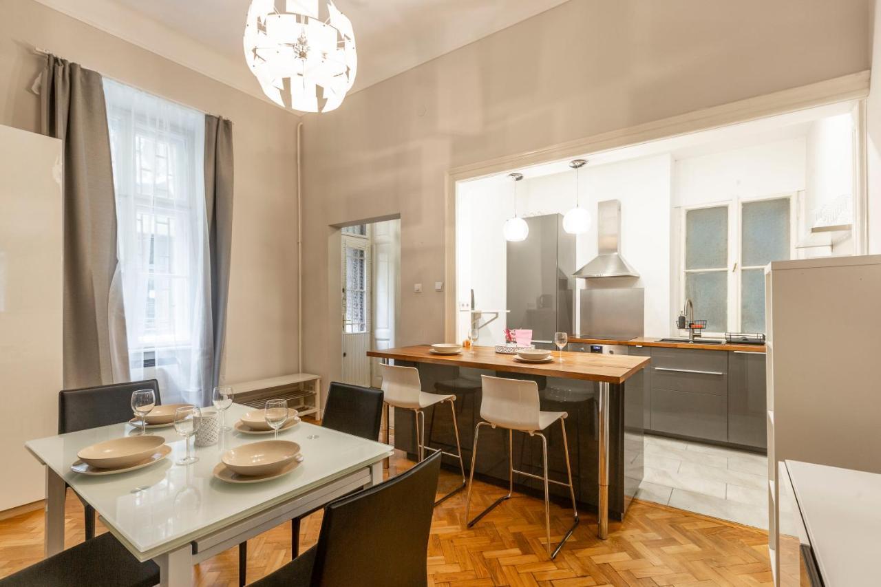 Spacious & Cozy Downtown Apartment With Balcony Budapest Exteriör bild